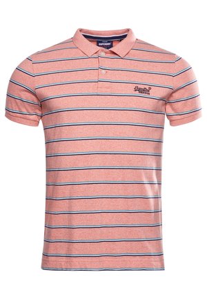 Polo rose à manches courtes avec des rayures horizontales bleues et blanches et petit logo Superdry sur la poitrine gauche.