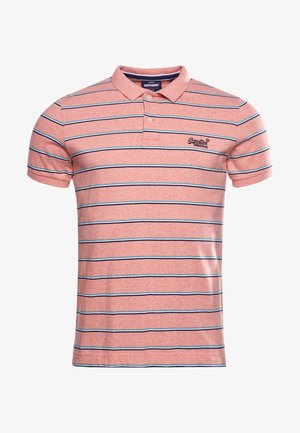Polo rose à manches courtes avec des rayures horizontales bleues et blanches et petit logo Superdry sur la poitrine gauche.