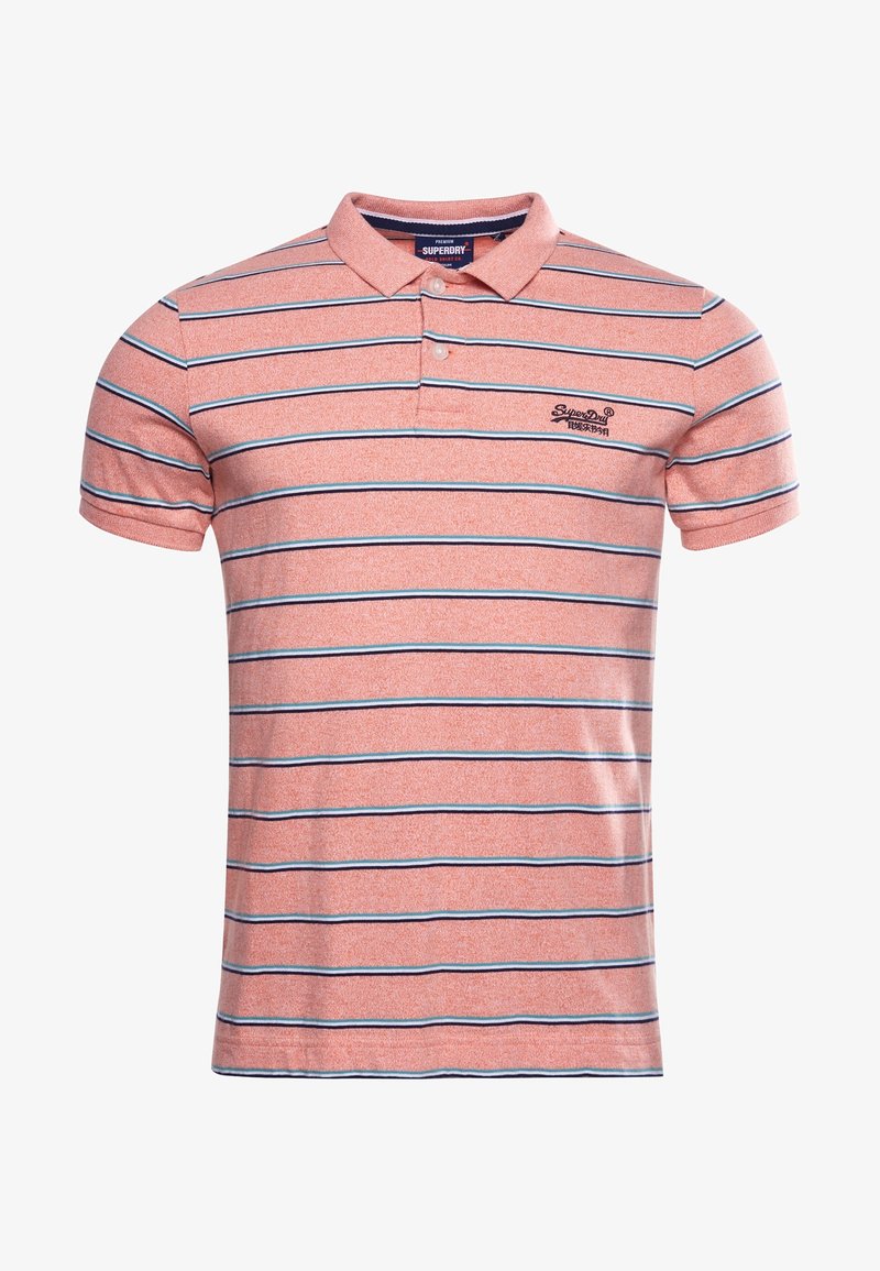 Polo rose à manches courtes avec des rayures horizontales bleues et blanches et petit logo Superdry sur la poitrine gauche.