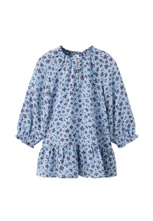 Robe bleu clair à manches longues avec imprimé floral foncé, encolure et poignets élastiques, trois boutons en bois sur le devant et un ourlet à volants.