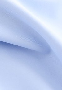 Lichtblauwe stof met een gladde textuur en subtiele diagonale ribbels. Het materiaal oogt zacht en flexibel, geschikt voor diverse toepassingen.