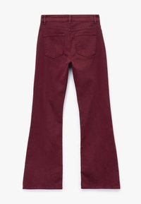 Burgunderfarvede jeans med flare-form og en glat tekstur, der har to baglommer og en standard talje.
