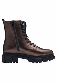 Botines metálicos de bronce con suela de goma negra, cierre de cordones en la parte delantera y cremallera lateral. Cuenta con una suela gruesa para mayor agarre y estabilidad.
