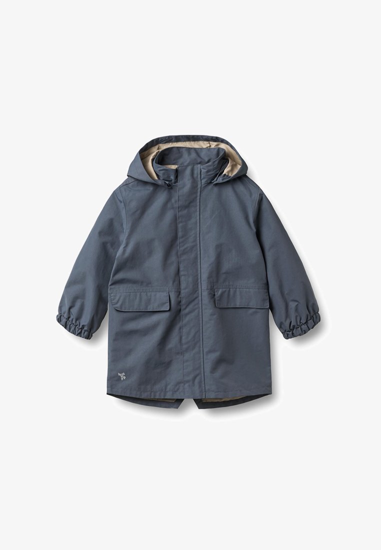 Imperméable à capuche bleu pour enfants avec poignets élastiques et deux poches à rabat à l'avant, doublure intérieure beige visible dans la capuche.