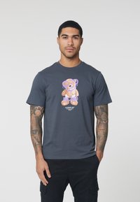 CLOSURE London PAINTED TEDDY TEE - Majica kratkih rukava s printom - charcoal