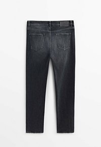 Mörkgrå denimjeans med slim fit; fyra fickor, minimal sömnad och en svart läderetikett i midjan. Bakifrån visad.