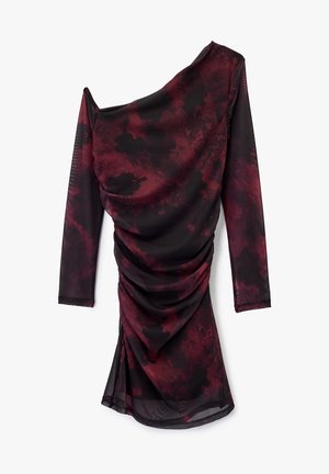 Vestido de manga larga en negro y burdeos, con un diseño drapeado que presenta una textura fruncida y un patrón abstracto a lo largo de toda la prenda.