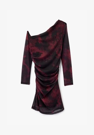 Vestido de manga larga en negro y burdeos, con un diseño drapeado que presenta una textura fruncida y un patrón abstracto a lo largo de toda la prenda.