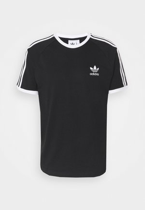Zwart Adidas T-shirt met korte mouwen, witte kraag en mouwranden, drie witte strepen op de schouders en het Adidas-logo op de borst.