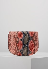 Borsa in pelle di serpe con una texture liscia, caratterizzata da una combinazione di tonalità corallo, grigio e blu in un motivo geometrico. Chiusura a pattina arrotondata.