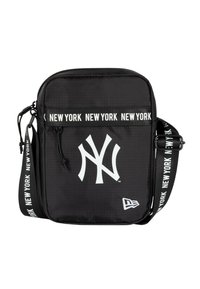 Borsetta nera a tracolla realizzata in tessuto resistente, con logo bianco dei New York Yankees, tracolla regolabile e dettagli del marchio sulla tracolla.