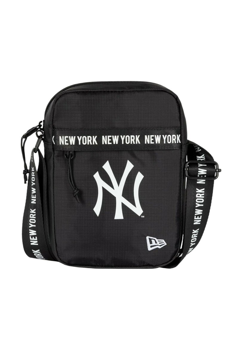 Borsetta nera a tracolla realizzata in tessuto resistente, con logo bianco dei New York Yankees, tracolla regolabile e dettagli del marchio sulla tracolla.