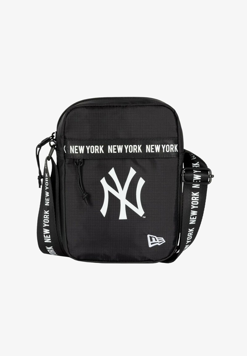 Borsetta nera a tracolla realizzata in tessuto resistente, con logo bianco dei New York Yankees, tracolla regolabile e dettagli del marchio sulla tracolla.