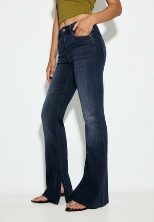 Stradivarius, D74 SLIT FIT FLARED JEANS 04804221 - Jean flare - mottled royal blue