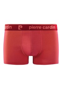 Boxers rouges en tissu doux avec une ceinture à logo. Ils présentent une coupe ajustée et des coutures lisses.