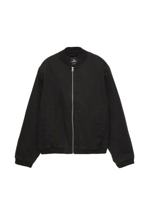 Črno bombersko jace z zadrgo spredaj, rebrastimi manšetami in pasom. Ima teksturirane stranske detajle in okrogli ovratnik.
