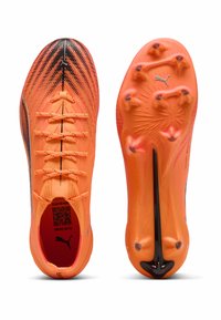 Klarr orange fotbollsskor med en strukturerad ovandel, med svarta accenter, en strömlinjeformad design och sex klackar för grepp på sulan.