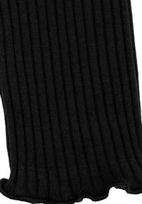 Czarna dzianina prążkowana o teksturowanym wykończeniu, z falowanym, ząbkowanym brzegiem na dole. Wzór zawiera równomiernie rozmieszczone pionowe linie.