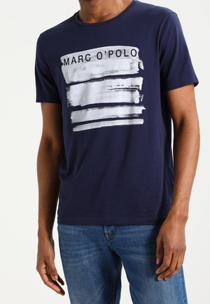 Marineblaue Baumwoll-T-Shirt mit kurzen Ärmeln, das einen weißen Pinselstrich-Druck und den Text "MARC O’POLO" auf der Brust zeigt.