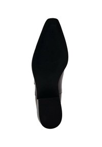 Suela de zapato negra con una superficie texturizada y forma puntiaguda. Presenta un tacón bajo y resistente, con acabado mate. Sin marcas ni acentos visibles.