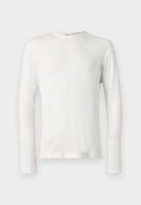 Effen witte langharige ribbed shirt met ronde hals, weergegeven op een witte achtergrond.