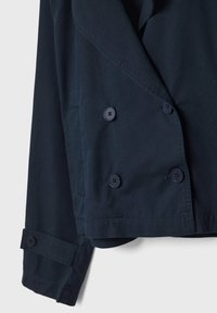 Granatowa, podwójnie zapięta kurtka wykonana z lekkiego materiału, z dużymi guzikami i szerokim kołnierzem, o gładkiej fakturze.