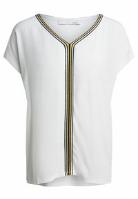 Top blanco de manga corta con escote en V y una franja vertical central con tonos negros y amarillos. Tejido suave y ligero.