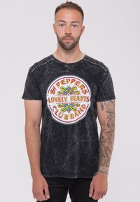 Paradiso Clothing THE BEATLES SGT PEPPER DRUM BAND SNOW WASH - Print T-shirt - black