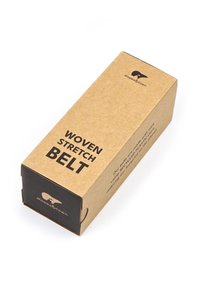 Bruine kartonnen doos voor een geweven stretchband, met zwarte tekst en een logo. Schoon ontwerp met uitsparingen aan de zijkanten voor gemakkelijke toegang.