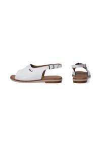 Witte leren sandalen met een open teenontwerp, bruine zool, verstelbare enkelband en metalen accent aan de zijkant.