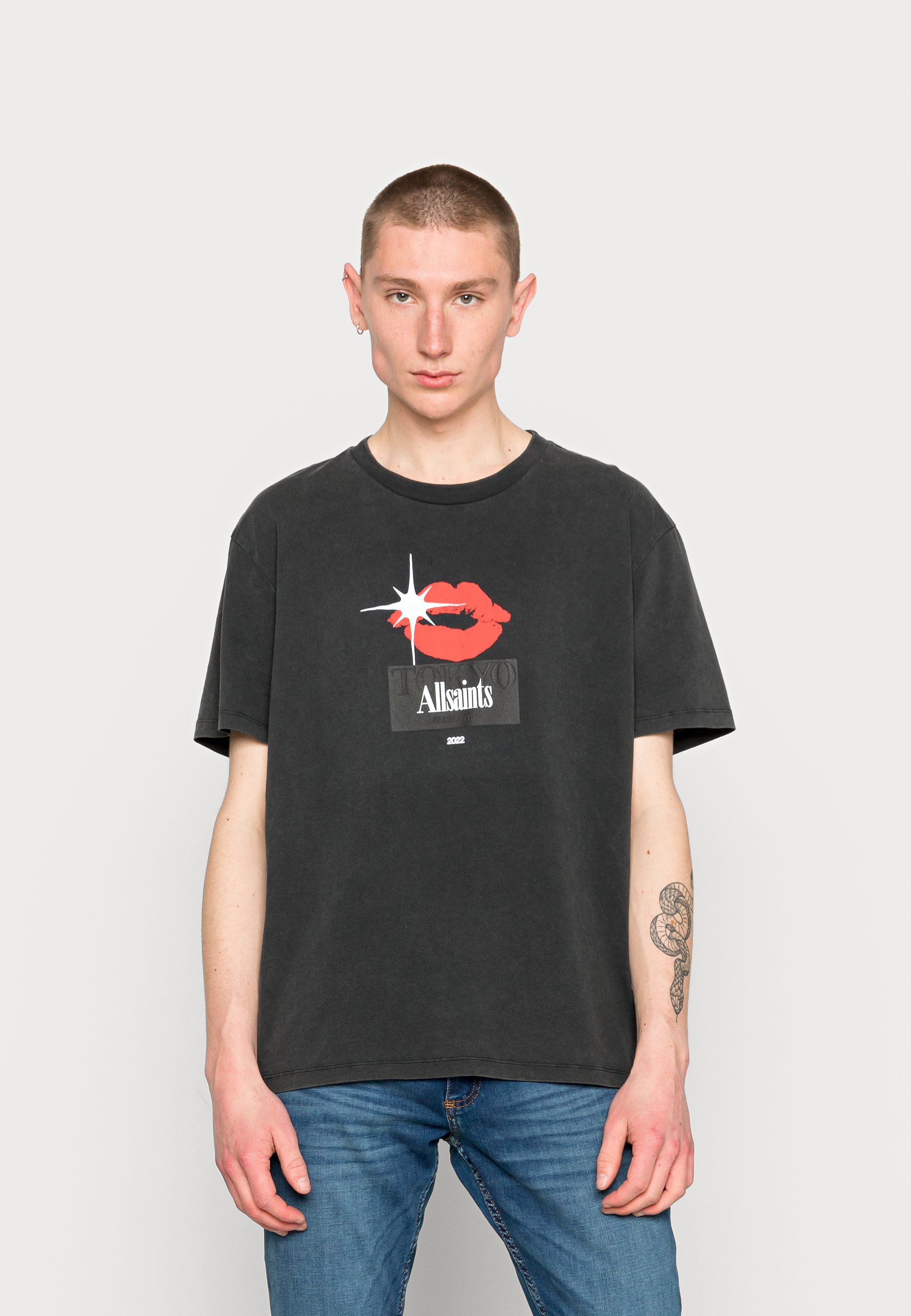 pull and bear kiss t shirt