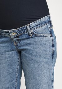 Blauwe denim jeans met een middelhoge tailleband, voorzien van een voorzak, knoopsluiting en subtiele vervaging. Heeft een gladde textuur en een recht model.