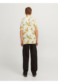 Jack & Jones Junior JCOSTAGGER SEERSUCKER RESORT - Košile - buttercream