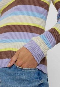 Maglione a coste con strisce orizzontali in lilla chiaro, marrone, crema, giallo e blu. Dettaglio dei polsini in lilla chiaro.