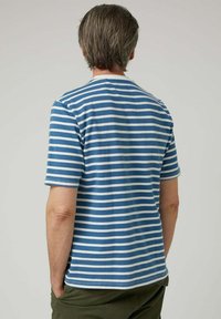 Camiseta de manga corta a rayas azul y blanca con cuello redondo, fabricada en un tejido ligero, con un corte regular y puños acanalados.