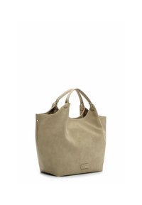 Duża beżowa torba typu tote ze skóry, z podwójnymi uchwytami i małym metalowym logo marki na przodzie, przedstawiona na białym tle.