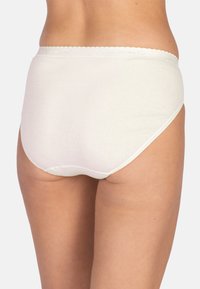 Mutande hipster in cotone bianco con vita ondulata, texture liscia e design a copertura completa. Senza etichette o motivi visibili.