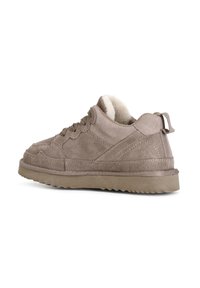 Sneaker beige in suede con una finitura testurizzata, design con lacci, colletto imbottito e suola in gomma con un motivo a zigzag.