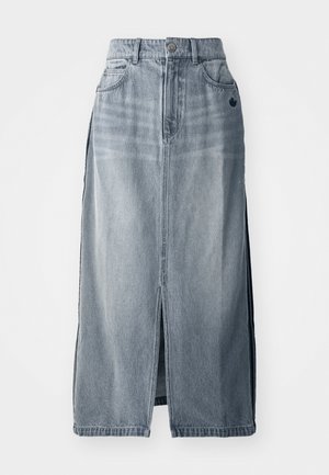 Traper suknja u svijetlo plavoj boji s prednjim izrezom, dva džepa i logotipom. Ima visoki struk i ravni kroj, izrađena je od izdržljivog materijala.