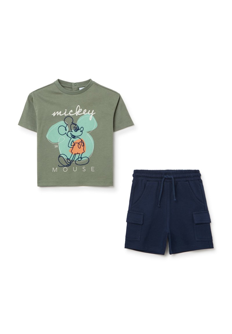 Camiseta de algodón verde oliva con un gráfico de Mickey Mouse y un contorno azul claro; combinada con pantalones cortos azul marino que tienen bolsillos laterales y una cinturilla elástica.