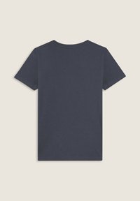 Camiseta de algodón azul marino con mangas cortas, cuello redondo y una textura suave; diseño liso sin gráficos ni patrones.