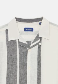 Camicia a maniche corte in tessuto grigio chiaro e bianco, con righe verticali, chiusura a bottoni e colletto a punta.