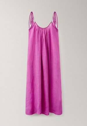 Ärmelloses langes rosa Leinenkleid mit dünnen verstellbaren Schulterbändern und gerafftem Ausschnitt, an einer schlichten hellen Wand hängend.
