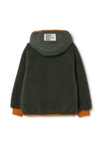 Donkergroen sherpa fleece jack met oranje accenten en een capuchon, voorzien van een patch met de tekst "WAAR WE HEEN GAAN, HEBBEN WE GEEN WEG NODIG."