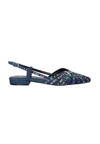 Zapato azul tipo slingback con punta afilada, material de tela y acentos decorativos multicolores en la parte delantera. Tacón bajo y cuadrado.