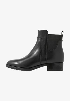Stivale alla caviglia in pelle nera con tacco basso a cubo, pannelli laterali elasticizzati, texture liscia e una linguetta sul retro per una facile calzata.