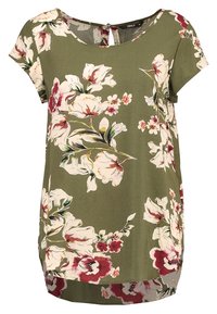 Blomsterbluse i olivengrøn med korte ærmer. Har store pink og hvide blomster, rund halsudskæring og en nøglehuldetalje bagpå.