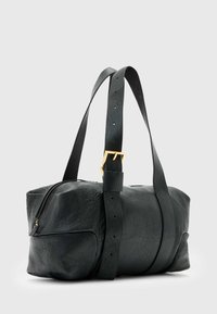 Zwarte leren tas met een gestructureerd oppervlak, voorzien van een ritssluiting, lange schouderband en gouden accenten. Ronde vorm en ruim ontwerp.