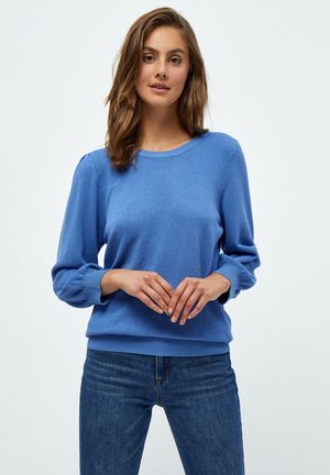 Pull-over en tricot bleu avec un col rond, un ourlet côtelé et un tissu texturé. Il présente des manches longues légèrement bouffantes et une coupe décontractée.