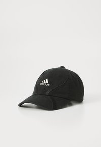 Crni bejzbol kapica od tkanine s podesivim remenom. Sadrži bijeli "Adidas" logo i reflektirajuće akcentne detalje na prednjim panelima.
